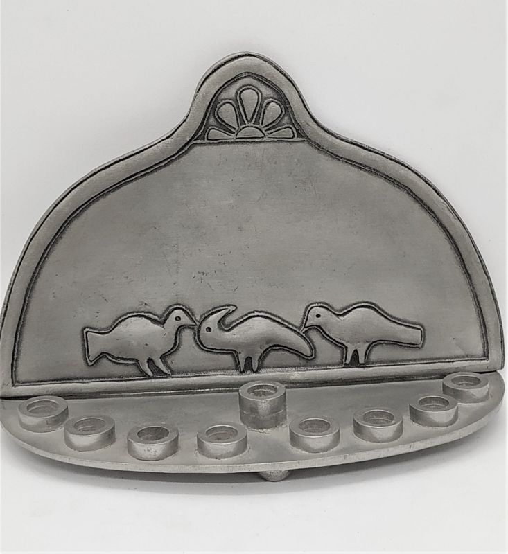 Menorah pewter three doves handmade by the famous sculpture D. Jaron from Israel. Dimension 18.5 cm X 7 cm X 12.5 cm approximately.