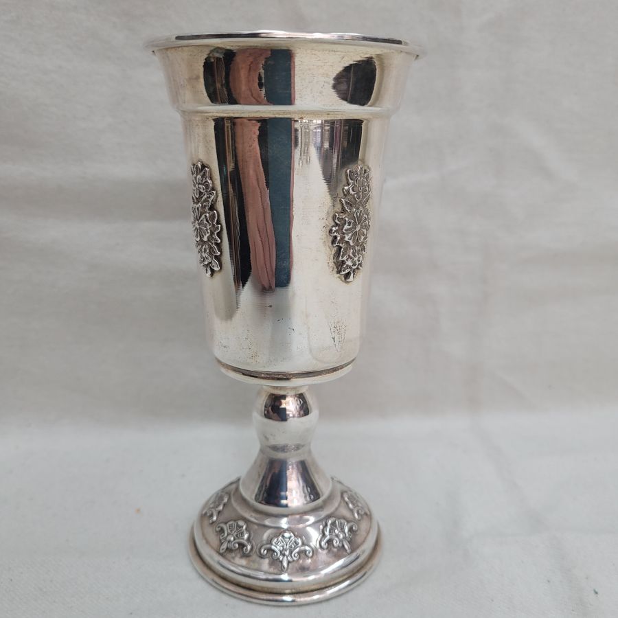 Handmade Kiddush cup Lily flowers. Sterling silver Kiddush cup Lily flowers designs around. Dimension diameter 7 cm X 14.3 cm approximately.