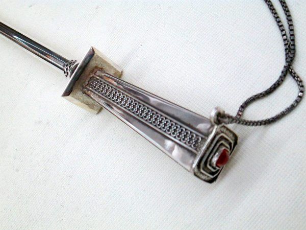 Sterling Silver Torah Yad Pointer Agate handmade with Yemenite filigree designs set with square Agate stone. Handmade by S. Ghatan (Katan).