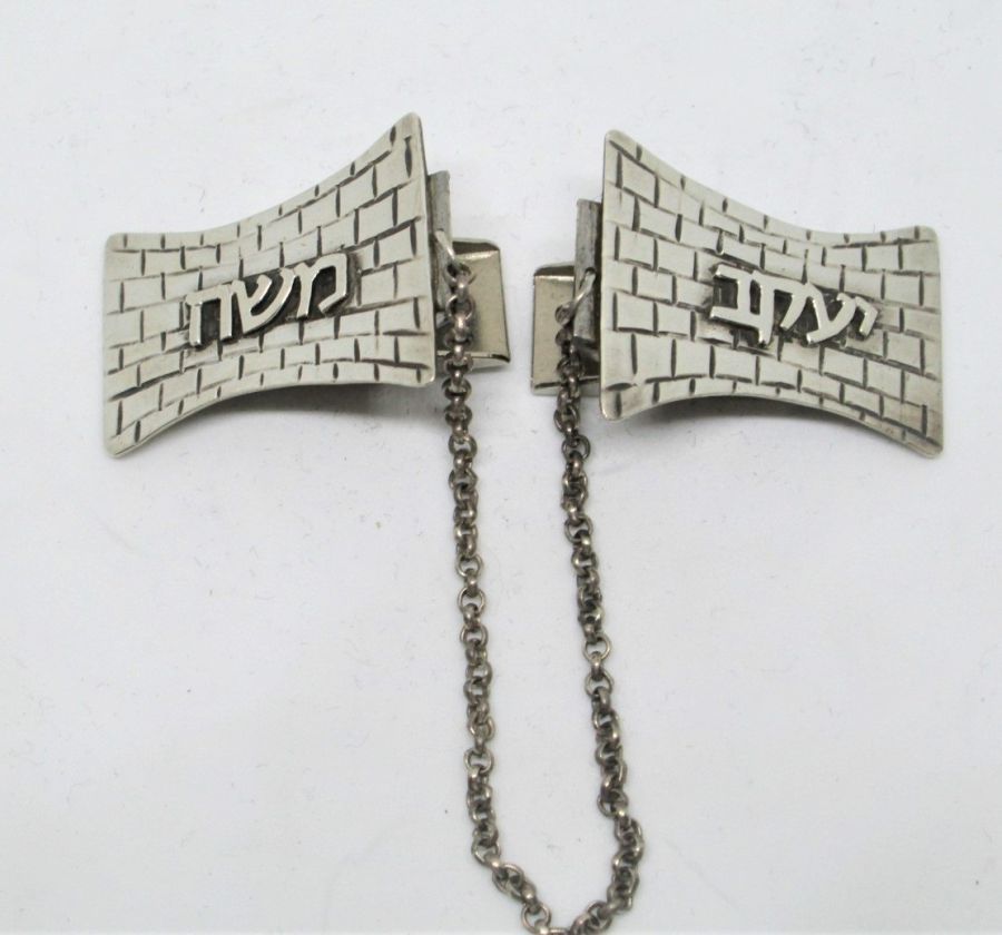 Tallit clip curved Kotel sterling silver with name wavy Kotel design you can order a name on each part of clip. Dimension 3 cm X 2.3 cm approximately.