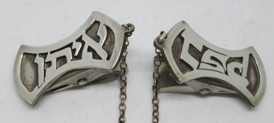 Sterling silver Talith clip wavy frame design with name inside frame. You can order a name on each part of clip. Dimension 3.2 cm X 1.7 cm approximately.
