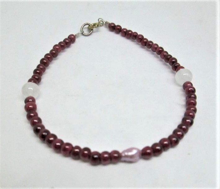 Bracelet Garnet moon stones with semi precious Garnet stones & moon stone beads. Dimension diameter 0.6 cm X 20 cm approximately.