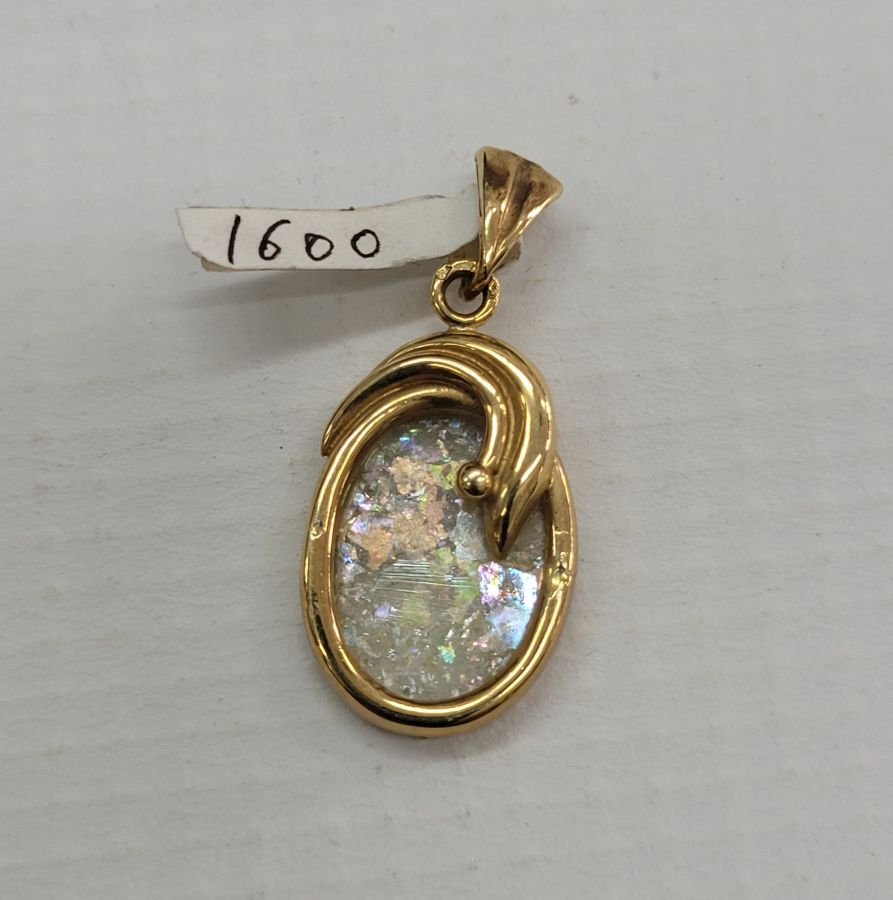 Handmade 14 carat gold pendant Roman glass oval shape set with genuine ancient Roman glass. Dimension 1.4 cm X 2.1 cm X 0.55 cm approximately.