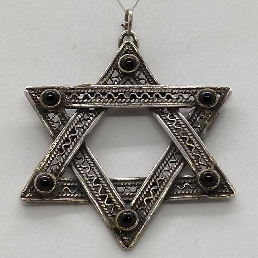 Handmade Yemenite filigree sterling silver MagenDavid Pendant Filigree Onyx set with 6 Onyx stones. Dimension 3.6 cm X 3.9 cm X 0.28 cm.