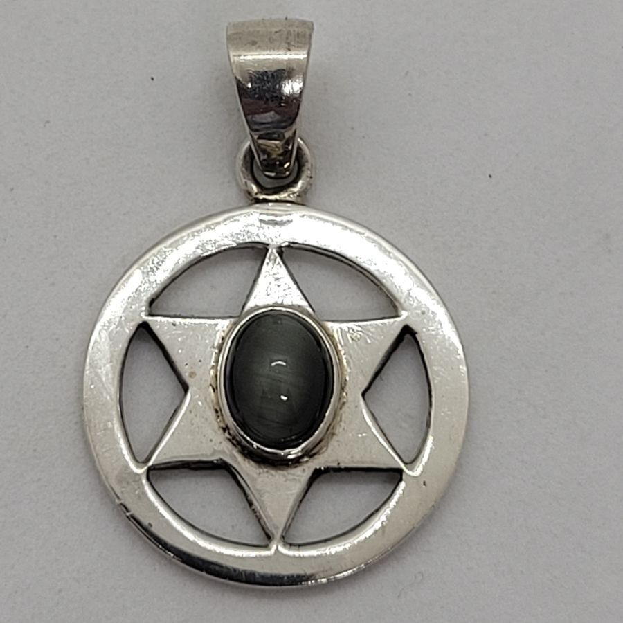 A simple sterling silver round shape with a MagenDavid Pendant Cats Eye set in. Dimension diameter 1.8 cm X 0.5 cm approximately.