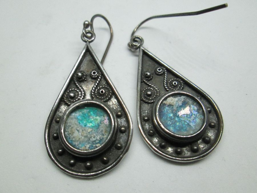 Handmade sterling silver Yemenite filigree earrings Roman glass set with genuine antique Roman glass. Dimension 1.8 cm X 3.2 cm approximately.