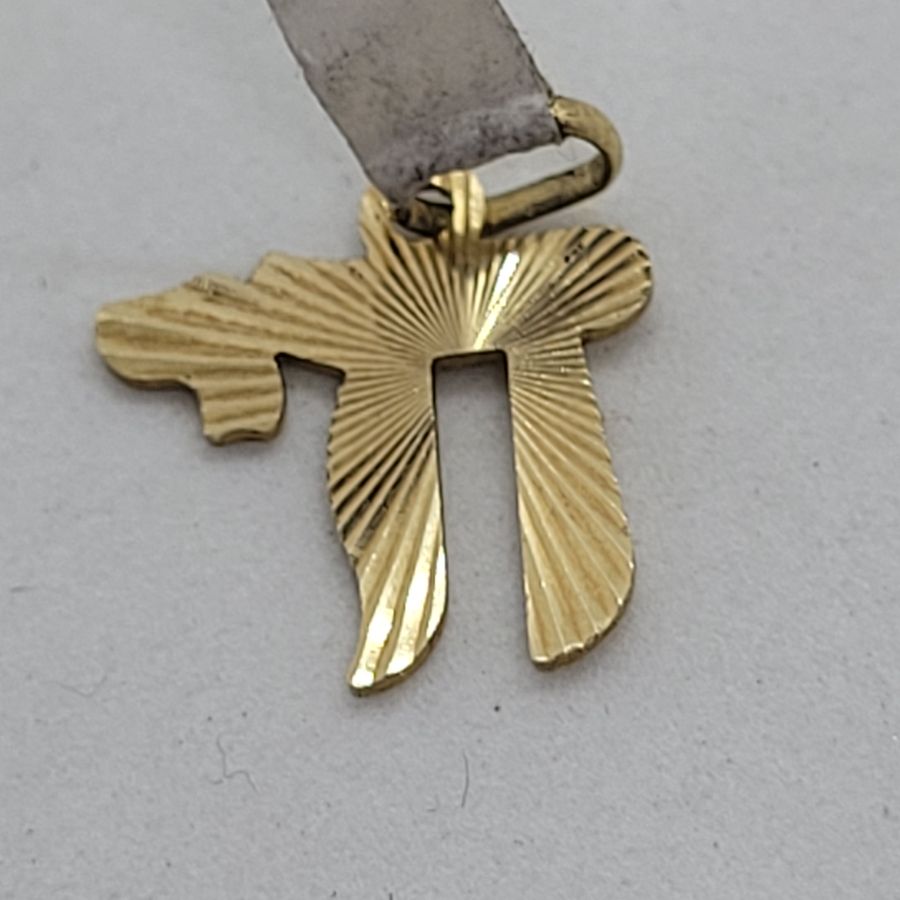Handmade 14 carat solid gold Hay diamond cut suitable for boys and girls. Dimension 1.45 cm X 1.2 X 0.08 cm approximately.