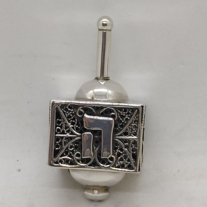 Handmade sterling silver Sevivon silver square Filigree Yemenite . Dimension 2.6 cm X 2.6 cm X 5.4 cm approximately.