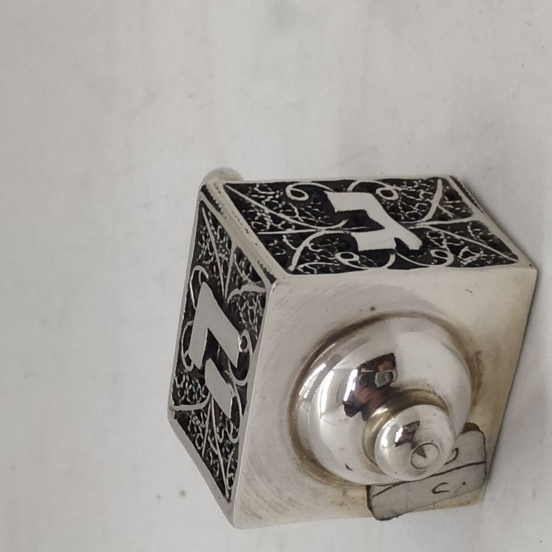 Handmade sterling silver Sevivon silver square Filigree Yemenite . Dimension 2.6 cm X 2.6 cm X 5.4 cm approximately.