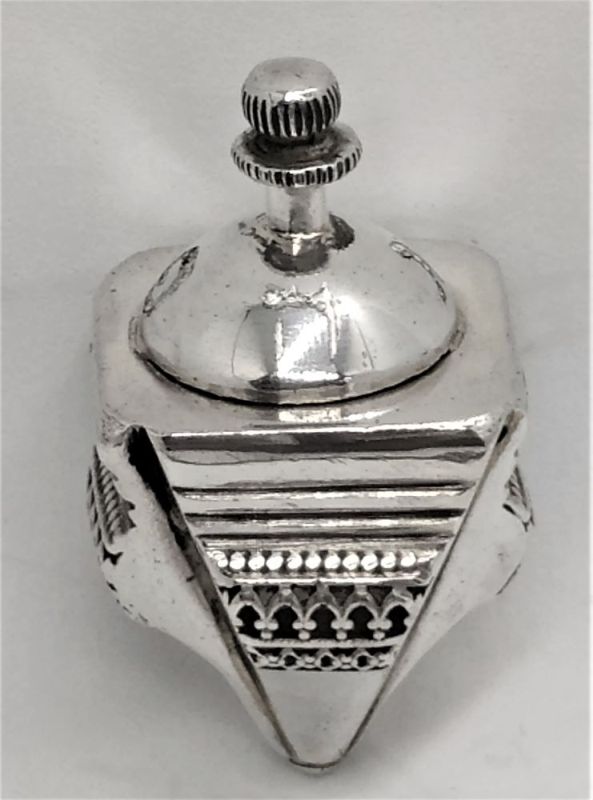 Handmade sterling silver Hanukah Dreidel Sevivon Fedida Yemenite filigree made by E. Fedida with engraved letters. Dimension 2.2 cm X 2.2 cm X 3.8 cm.