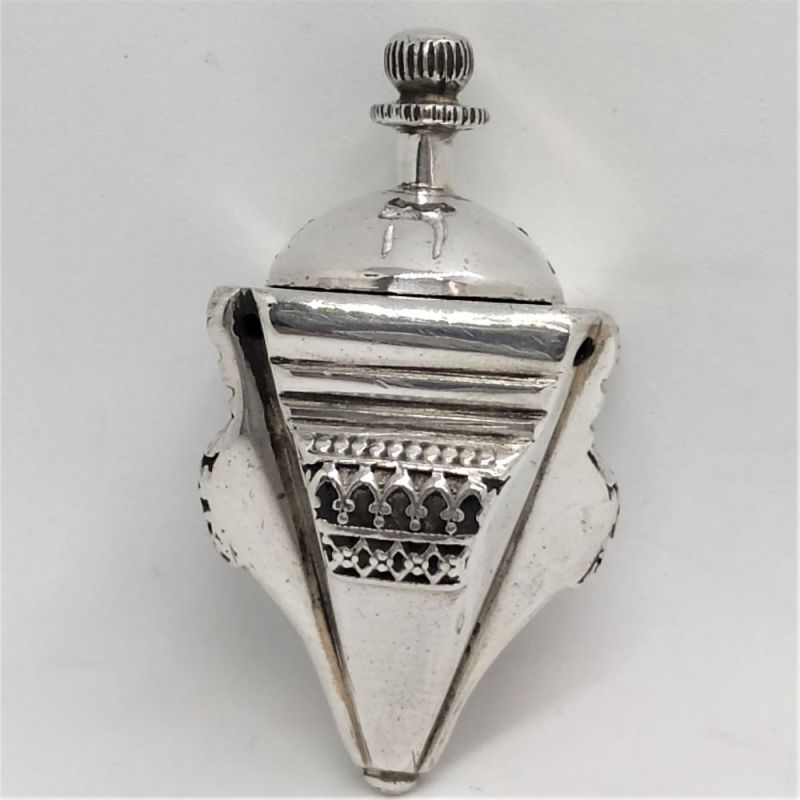 Handmade sterling silver Hanukah Dreidel Sevivon Fedida Yemenite filigree made by E. Fedida with engraved letters. Dimension 2.2 cm X 2.2 cm X 3.8 cm.