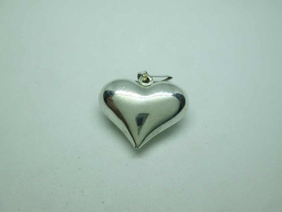 Handmade sterling silver heart shape pendant 3 dimension heart shape shiny smooth silver. Proper gift for Valentine day 2.5 cm X 2.5 cm approximately.