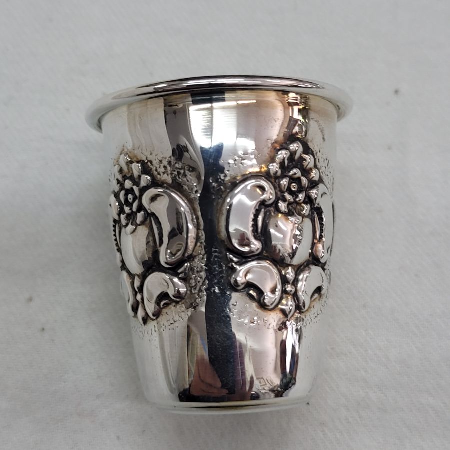 Sterling Silver Mini Wine Cup handmade. Handmade sterling silver liquor cup with embossed design. Dimension diameter 4 cm X 4.8 cm.