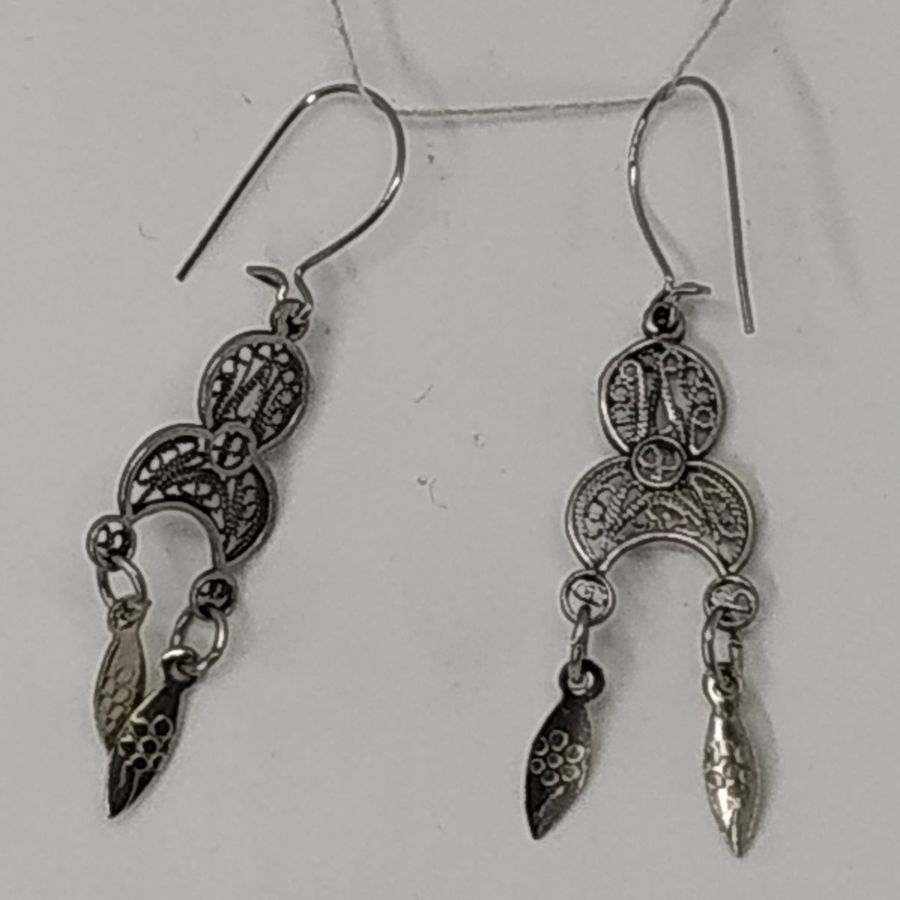 Sterling Silver Earrings Yemenite Filigree Fishes Handmade .Yemenite jeweler made this Yemenite filigree earrings crescent shape with dangling fishes.