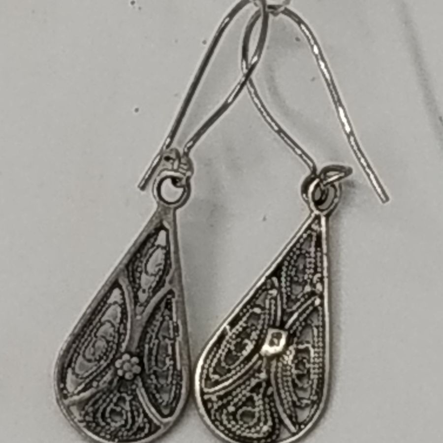 Yemenite jeweler made this sterling silver earrings tear drop Yemenite filigree tear drop shape. Dimension heart 2 cm X 1 cm approximately.