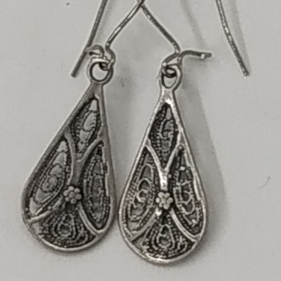 Yemenite jeweler made this sterling silver earrings tear drop Yemenite filigree tear drop shape. Dimension heart 2 cm X 1 cm approximately.
