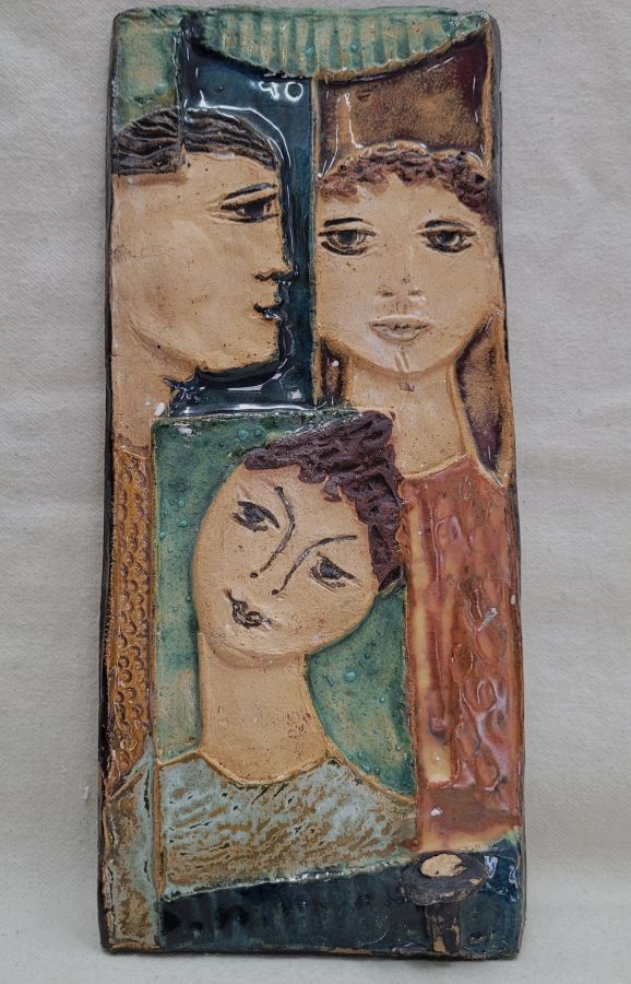 David Bathsheba Jonathan playing music is made by the famous ceramicist Ruth Factor. Dimension 10 cm X 23.5 cm approximately.