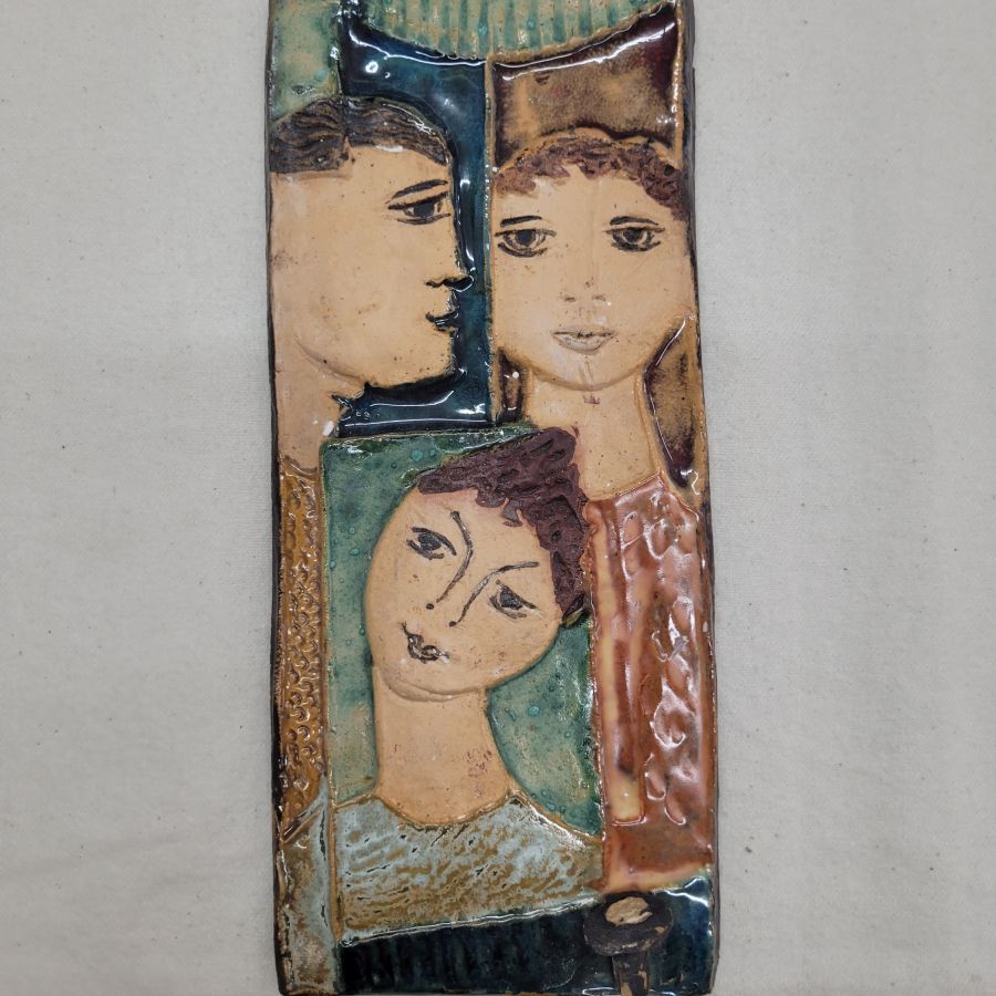 David Bathsheba Jonathan playing music is made by the famous ceramicist Ruth Factor. Dimension 10 cm X 23.5 cm approximately.
