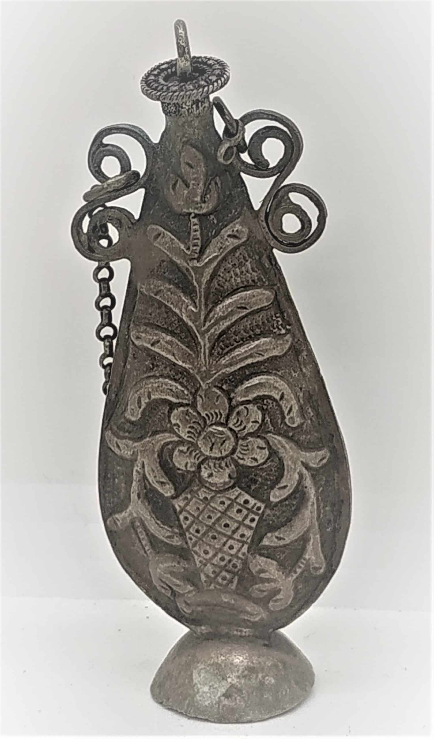 Vintage silver Eye Liner handmade.Vintage silver eye liner handmade with embossed designs. Made in the middle East late 19th century.Dimension 8 cm X 4 cm