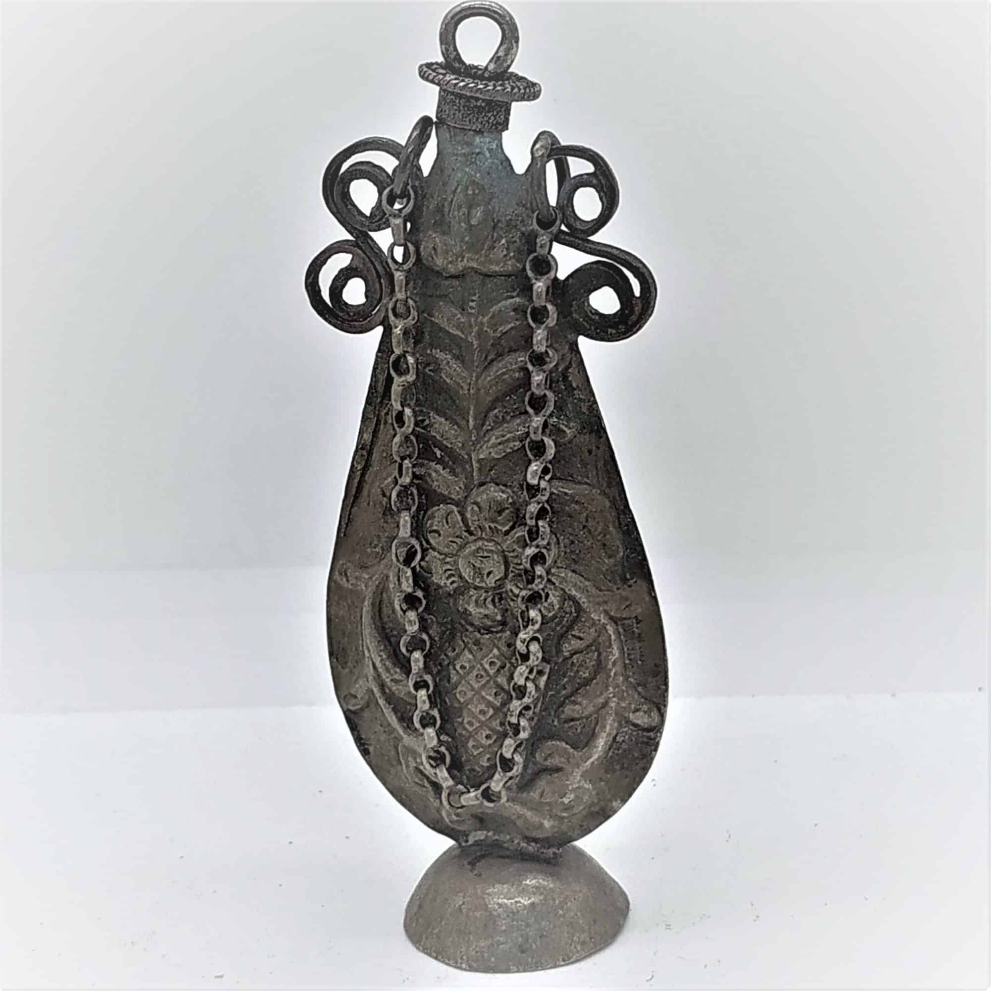 Vintage silver Eye Liner handmade.Vintage silver eye liner handmade with embossed designs. Made in the middle East late 19th century.Dimension 8 cm X 4 cm