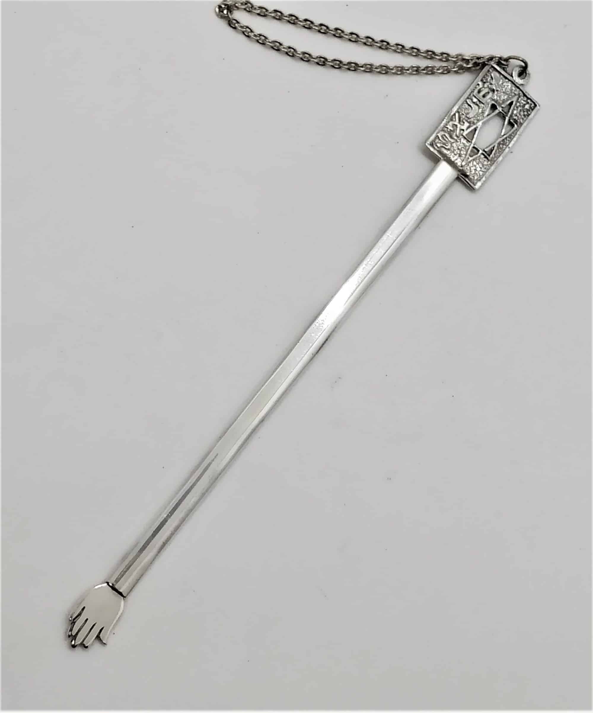 Silver Torah Pointer ISRAEL in Hebrew letters engraved in frame. You can have a Hebrew name hand engraved on Yad.Dimension 11.8 cm X 1.5 cm .