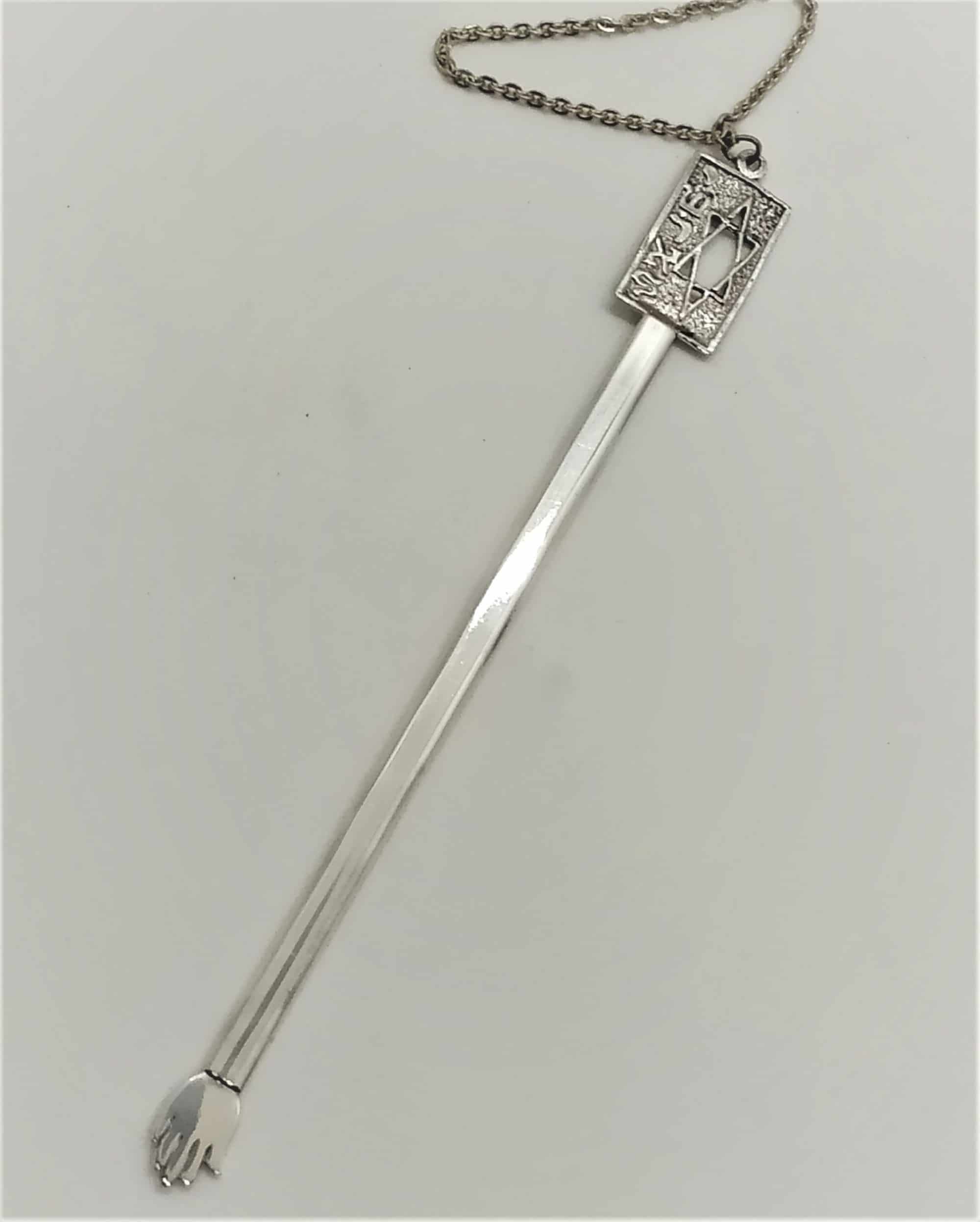 Silver Torah Pointer ISRAEL in Hebrew letters engraved in frame. You can have a Hebrew name hand engraved on Yad.Dimension 11.8 cm X 1.5 cm .