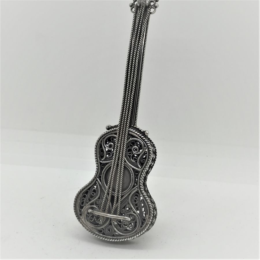Havdalah Bessamim box filigree guitar sterling silver with Yemenite filigree designs. Dimension diameter 4 cm X 10 cm X 1 cm approximately.