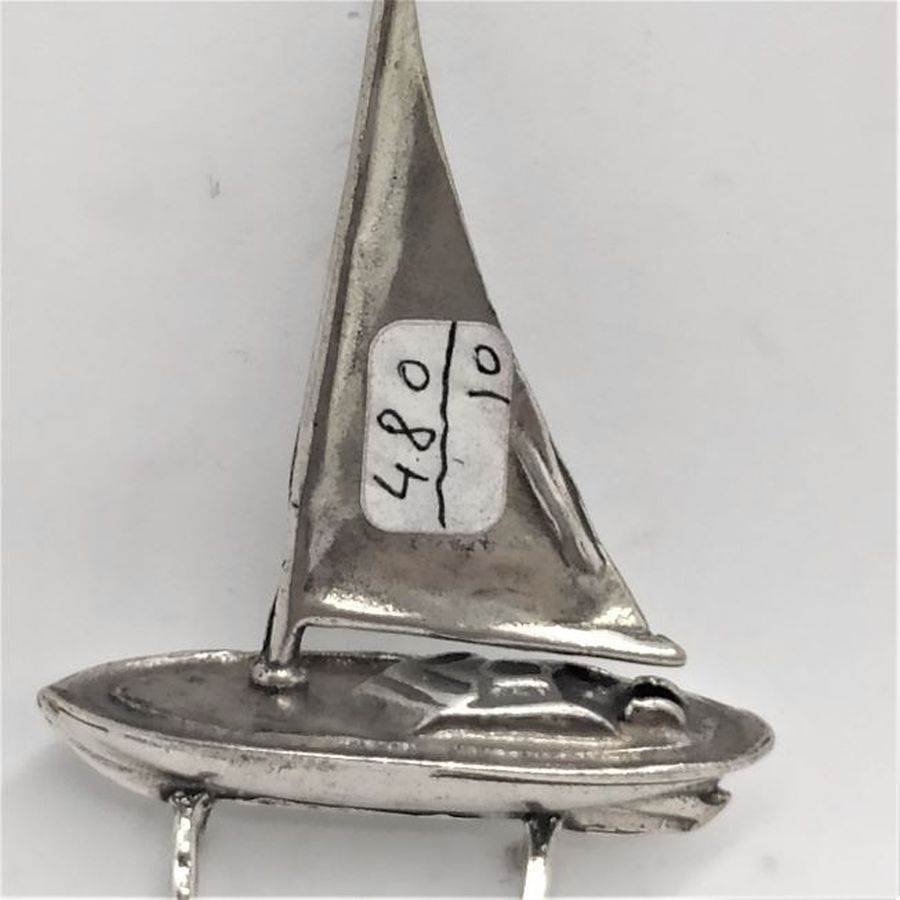 One sail boat Sculpture - Image 3