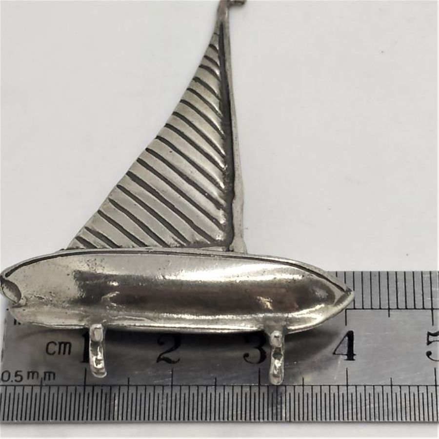 One sail boat Sculpture - Image 4