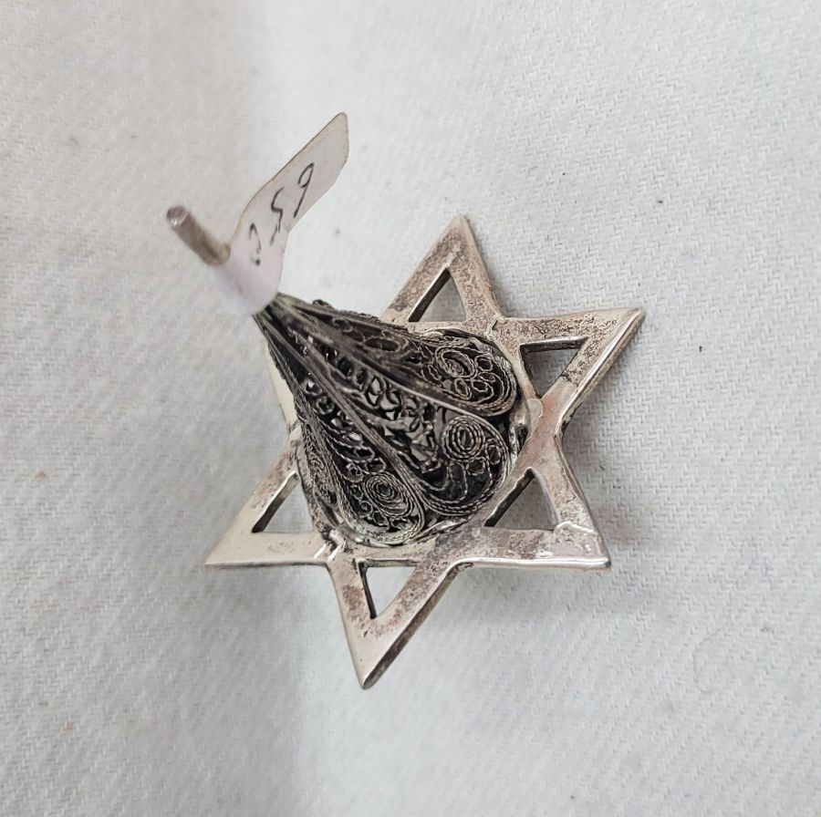 Handmade sterling silver fine Yemenite filigree Magen David star Dreidel filigree made by S. Ghatan Katan. Dimension 4.25 cm X 3.5 cm X 3.6 cm.