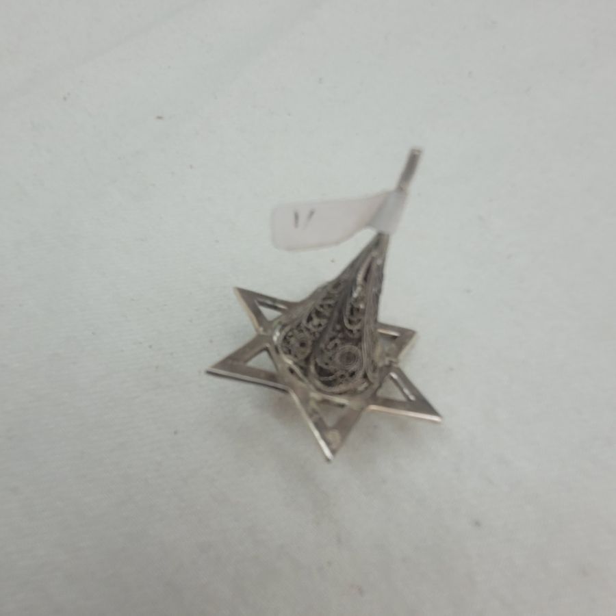 Handmade sterling silver fine Yemenite filigree Magen David star Dreidel filigree made by S. Ghatan Katan. Dimension 4.25 cm X 3.5 cm X 3.6 cm.