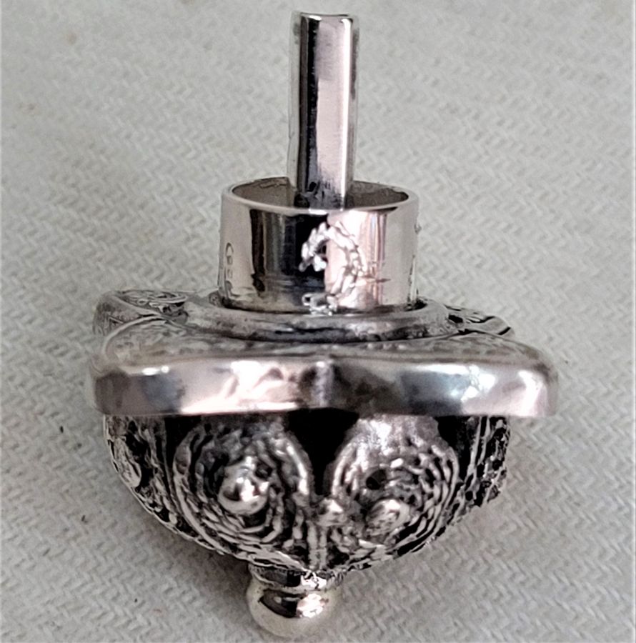 Handmade Dreidel Filigree Square Repousse design and Yemenite filigree by S. Ghatan Katan. Dimension 1.8 cm X 1.8 cm X 2.55 cm.