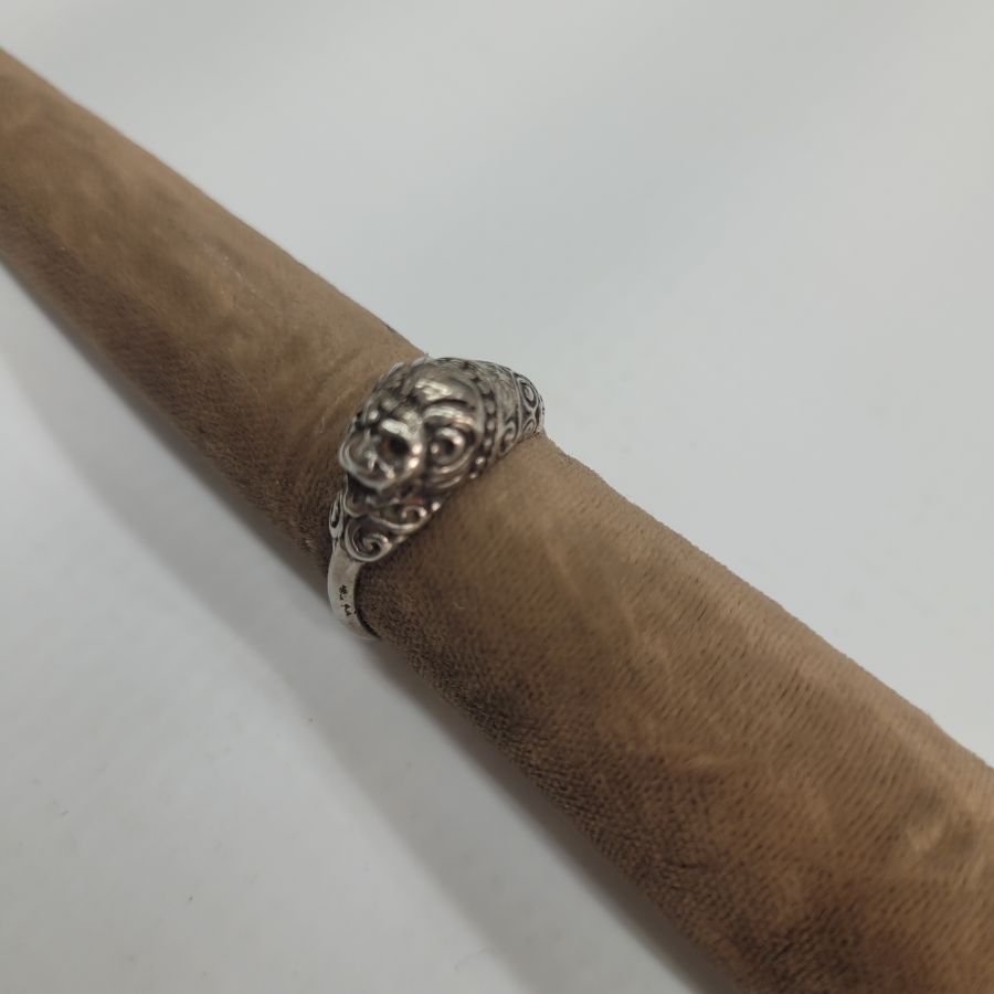 A cursive hair of lion head ring carved in sterling silver nicely shaped for your finger. Dimension 1 cm, European finger size 55, USA size 7.