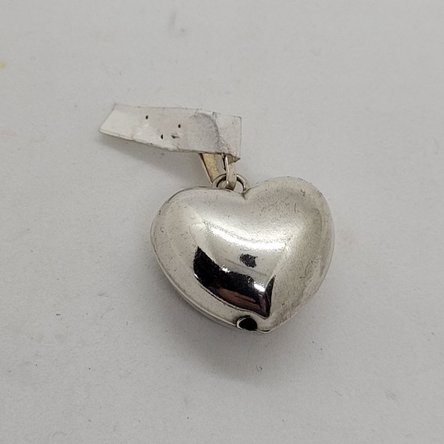 Handmade sterling silver small heart three dimension pendant smooth silver. Proper gift for Valentine day. Dimension 1.2 cm X 2.9 cm X 1 cm approximately.
