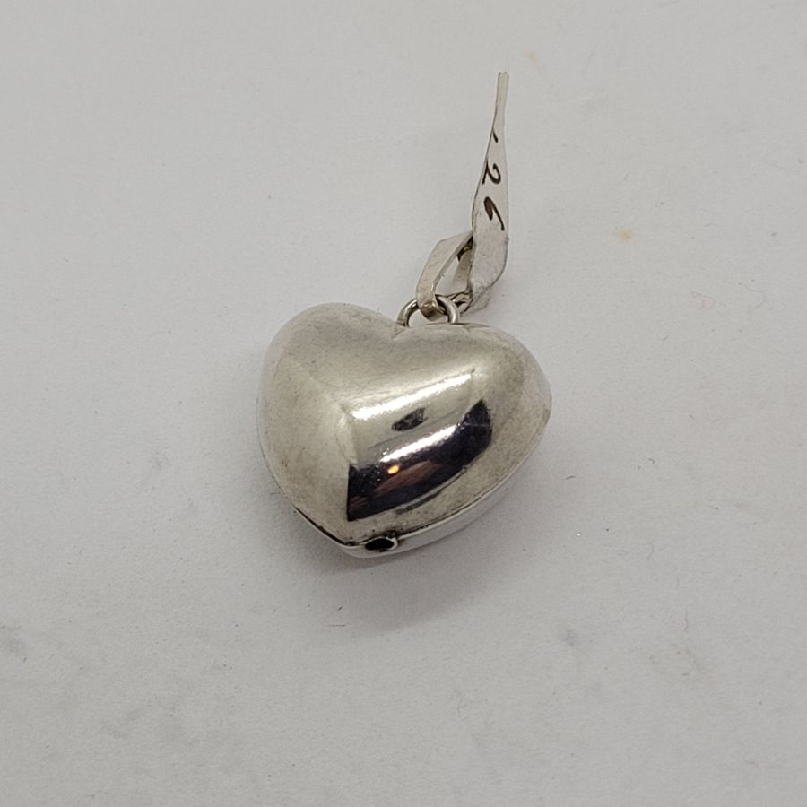 Handmade sterling silver small heart three dimension pendant smooth silver. Proper gift for Valentine day. Dimension 1.2 cm X 2.9 cm X 1 cm approximately.