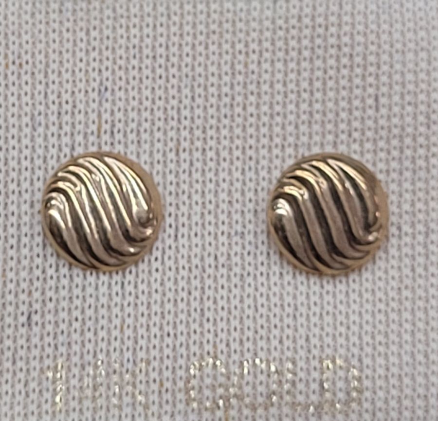 14 Carat gold round wavy stud earrings handmade. Handmade 14 carat gold round wavy stud earrings shiny and smooth design. suitable for young girls. Dimension diameter 0.6 cm approximately.
