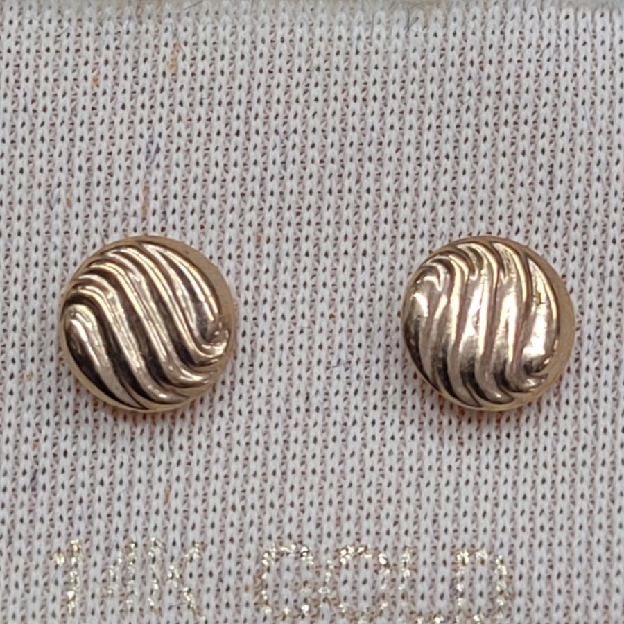 14 Carat gold round wavy stud earrings handmade. Handmade 14 carat gold round wavy stud earrings shiny and smooth design. suitable for young girls. Dimension diameter 0.6 cm approximately.
