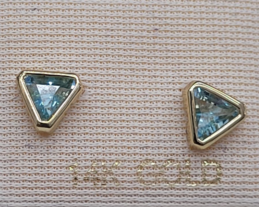 Handmade 14 carat gold blue Topaz stud earrings set with two triangle faceted blue Topaz stones stones handmade. Dimension 0.7 cm X 0.6 cm approximately.