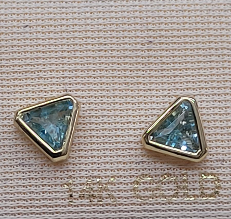 Handmade 14 carat gold blue Topaz stud earrings set with two triangle faceted blue Topaz stones stones handmade. Dimension 0.7 cm X 0.6 cm approximately.