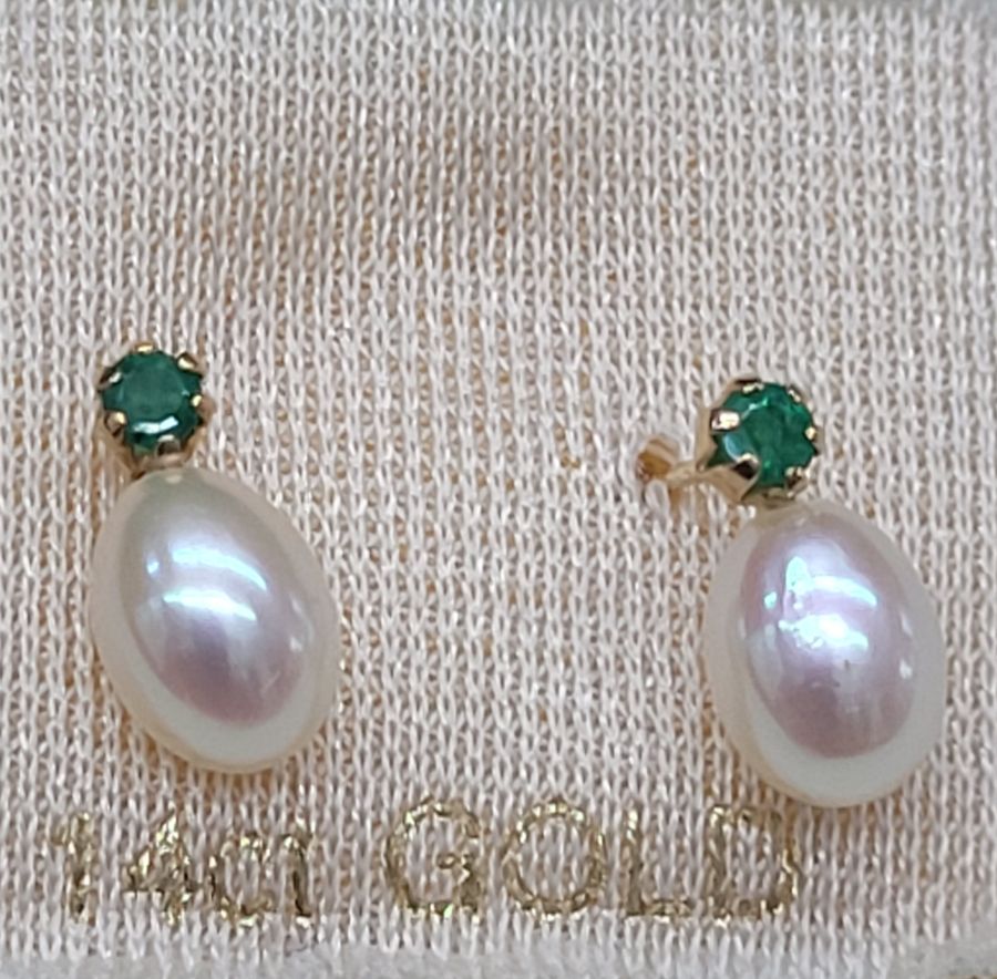 Handmade 14 carat gold Emerald Pearl stud earrings set with two green Emeralds and two drop pearls handmade. Dimension 0.5 cm X 0.9 cm approximately.