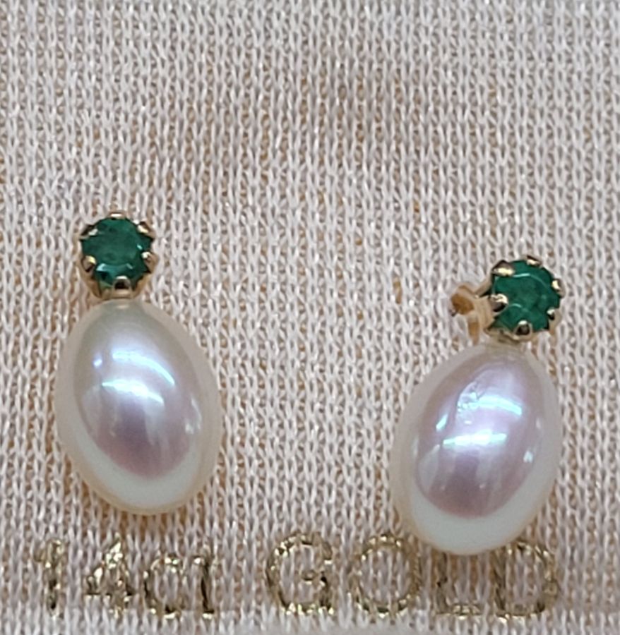 Handmade 14 carat gold Emerald Pearl stud earrings set with two green Emeralds and two drop pearls handmade. Dimension 0.5 cm X 0.9 cm approximately.