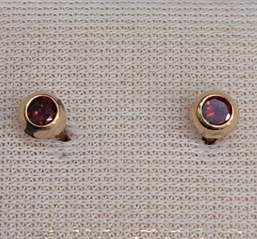 Handmade 14 carat gold stud earrings Garnets stones faceted round shape set in bezel setting. Dimension diameter 0.3 cm approximately.