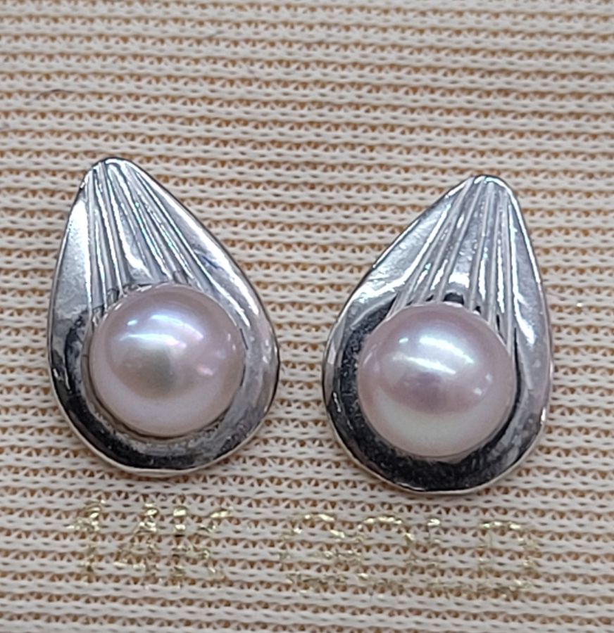 Handmade 14 carat white gold drop Pearls stud earrings with drop shape gold design holding the pearls. Dimension 1.1 cm X 0.8 cm approximately.
