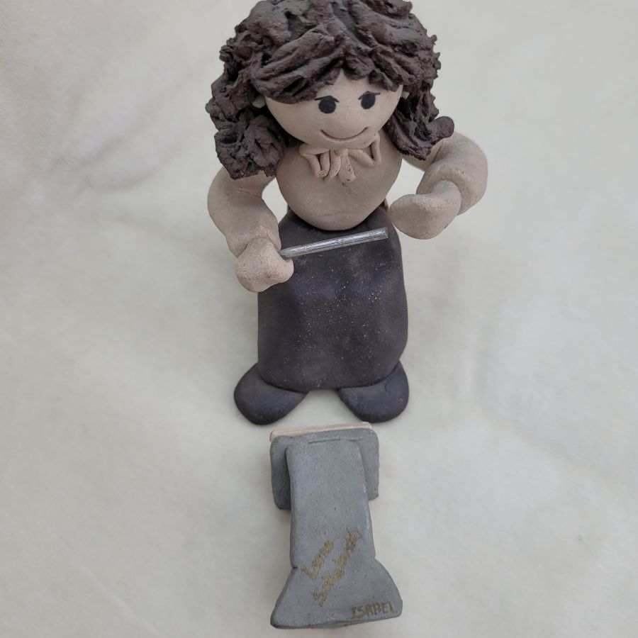 Ceramic sculpture Maestro Girl - Image 9