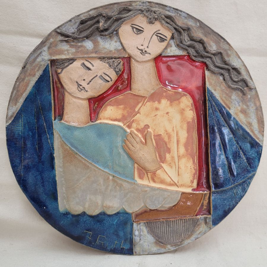 In round tile with Bathsheba one can see the motherly protection feelings for her son Solomon. Dimension diameter 25.2 cm approximately.