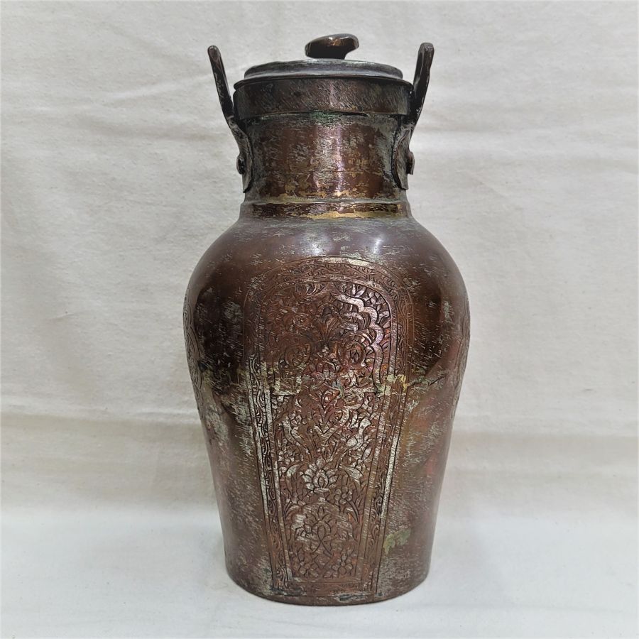 Handmade copper silver plated ancient camel water canteen Safavid 18th century Qajar Middle Eastern. Dimension 25 cm X 12 cm X 10.5 cm approximately.