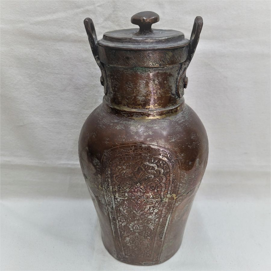 Handmade copper silver plated ancient camel water canteen Safavid 18th century Qajar Middle Eastern. Dimension 25 cm X 12 cm X 10.5 cm approximately.