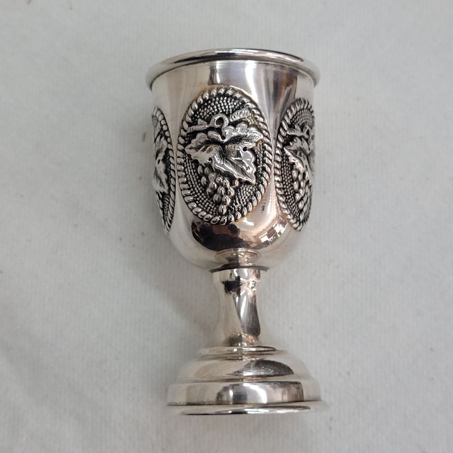 Handmade sterling silver Schnapps grapes leaf small cup, grapes designs embossed all around cup. Dimension diameter 3.7 cm X 7 cm approximately.