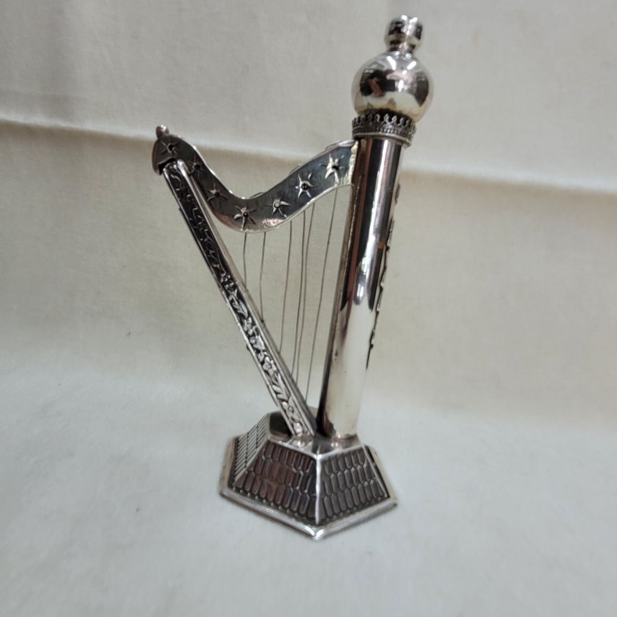 Handmade sterling silver harp Havdalah box shaped as King David harp, intricate fine design. Dimension 4.6 cm X 6 cm x 13.8 cm approximately.