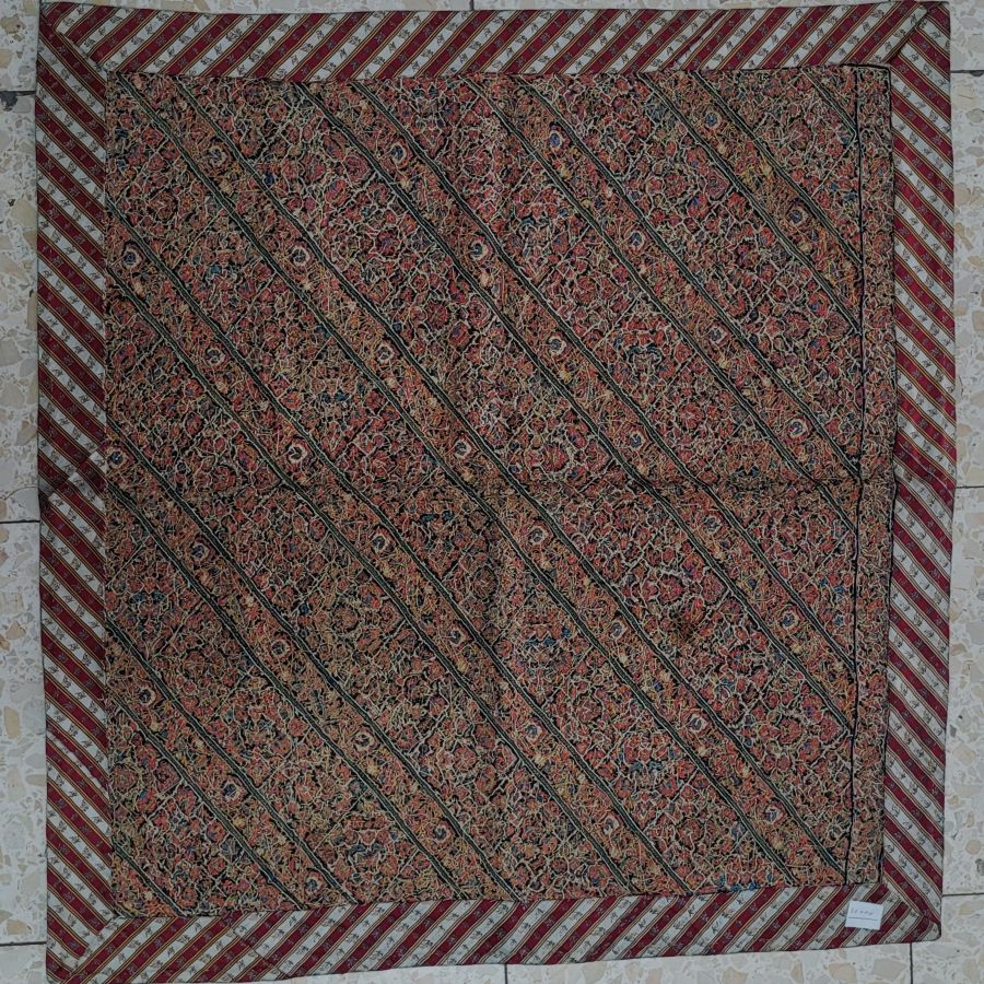 Handmade cotton antique needle point tablecloth square shape, décor small flowers designs. Dimension 66 cm X 70 cm approximately.